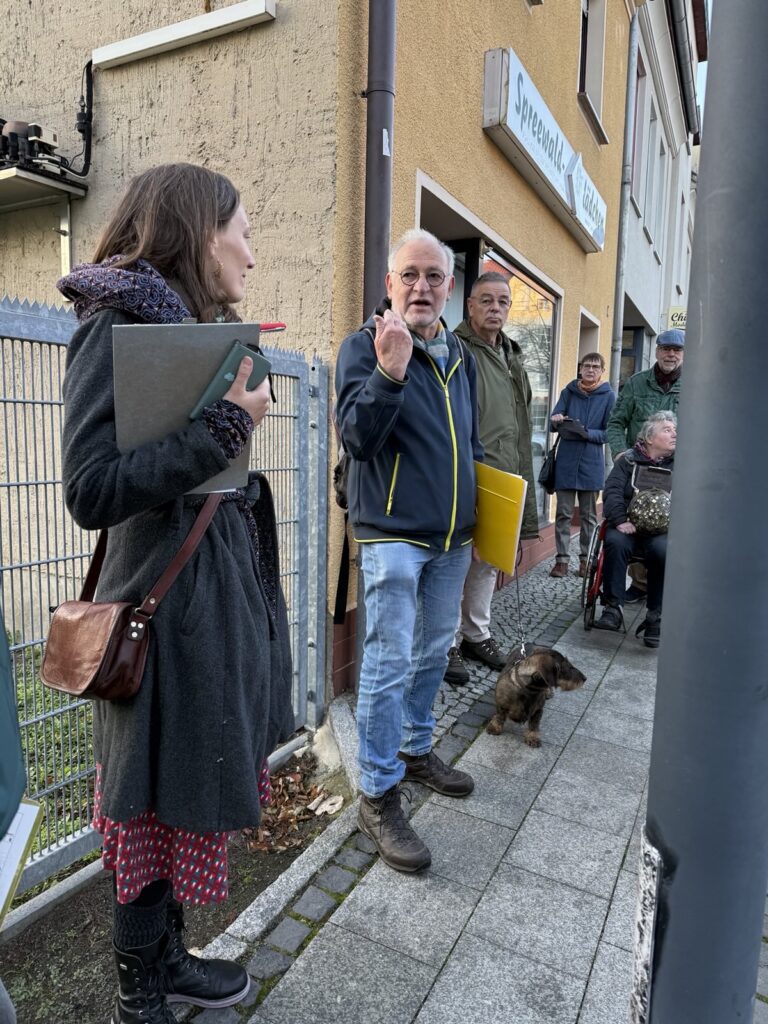 PRESSEMITTEILUNG Lübben (Spreewald), 8. November 2025 Gemeinsamer Stadtspaziergang identifiziert Handlungsbedarf für sichere und barrierefreie Wege in Lübben