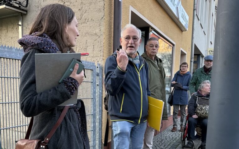 Gemeinsamer Stadtspaziergang identifiziert Handlungsbedarf für sichere und barrierefreie Wege in Lübben